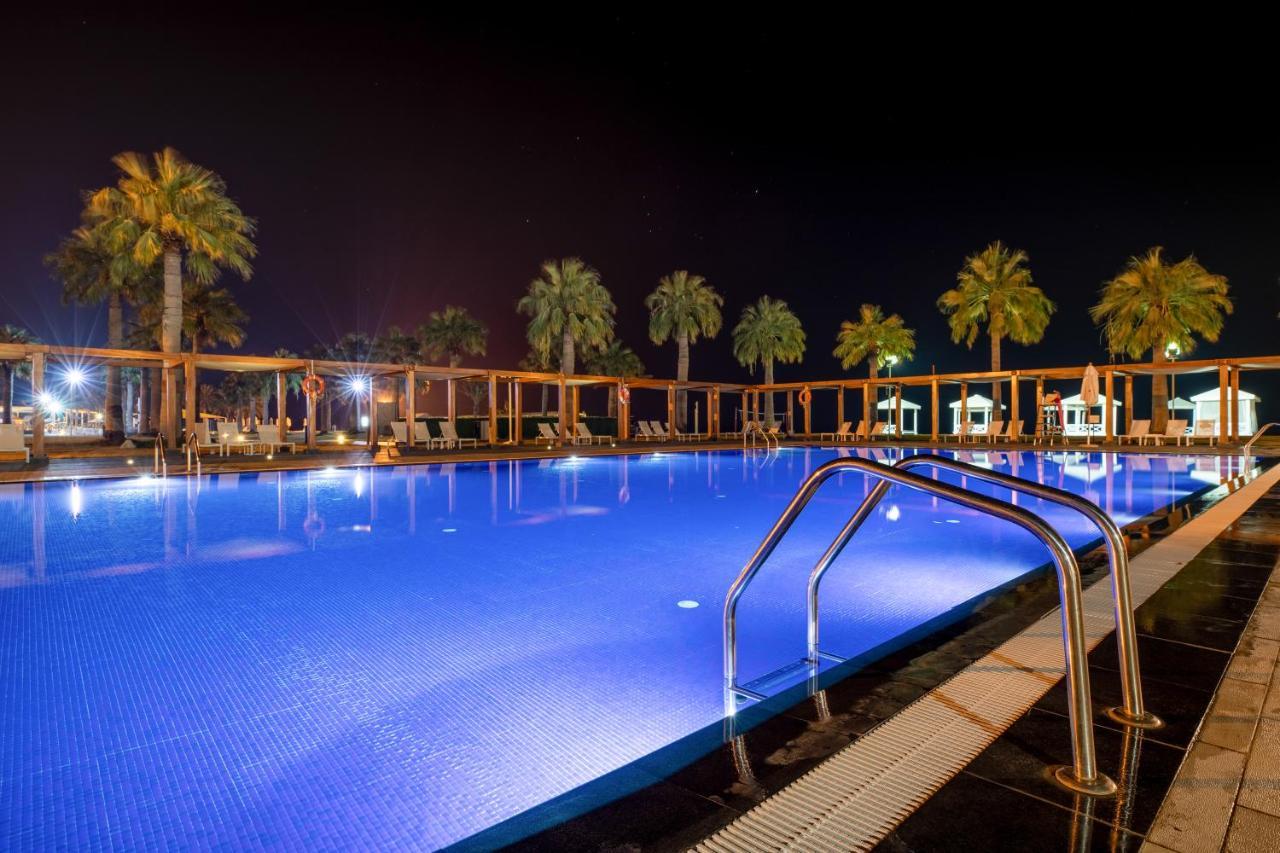 Sealine Beach, A Murwab Resort Месаид Экстерьер фото A swimming pool at night