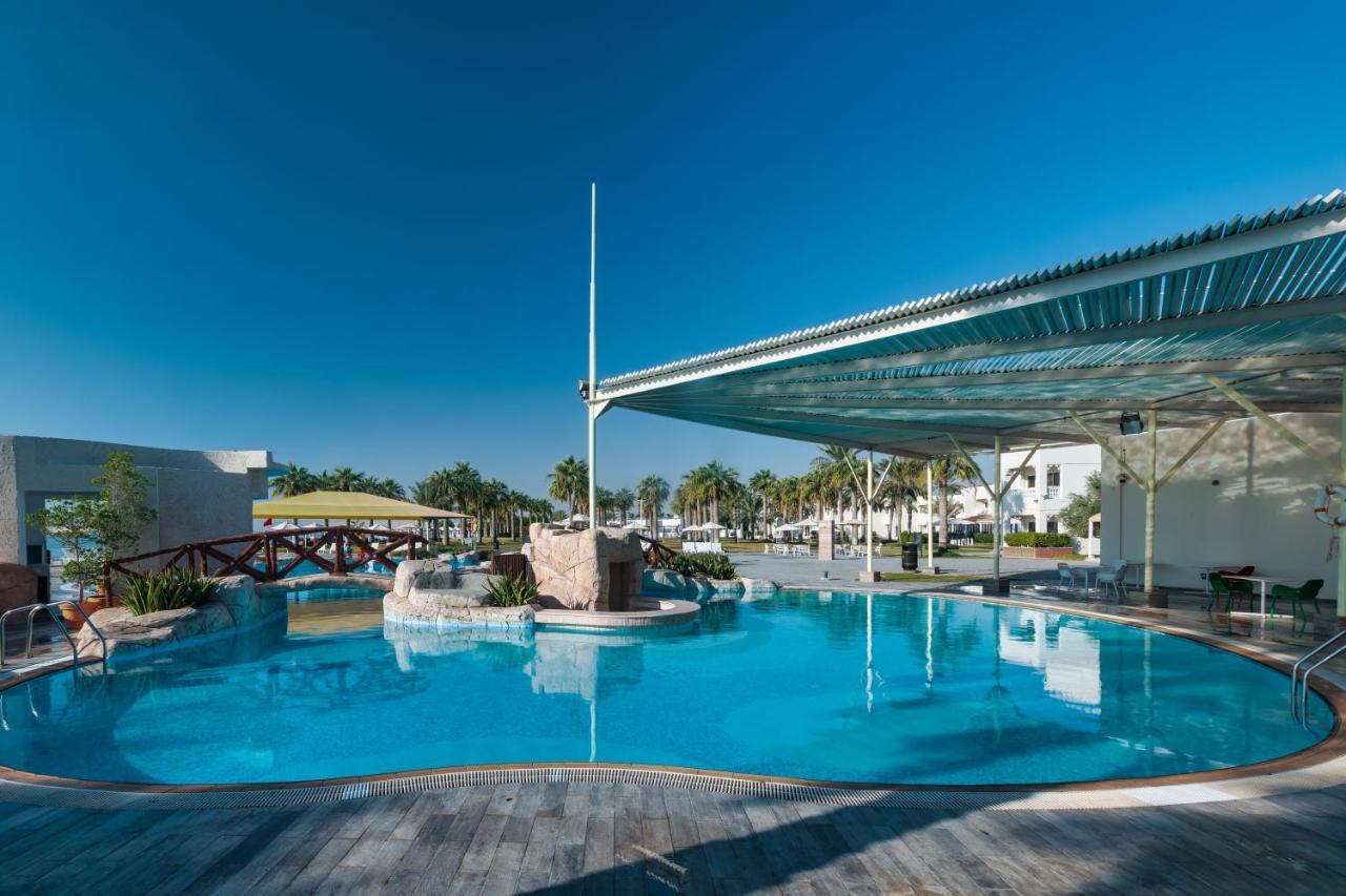 Sealine Beach, A Murwab Resort Месаид Экстерьер фото The pool at the hotel