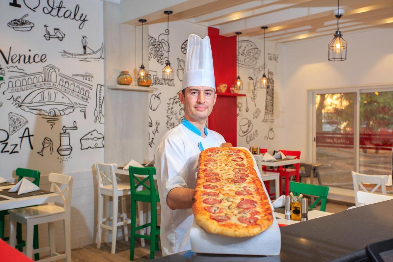 Sealine Beach, A Murwab Resort Месаид Экстерьер фото A pizzaiolo with a metre-long pizza